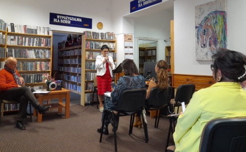 Zdjęcie prezentuje program liryczny „Miłość jest wszystkim” , które odbyło się w Bibliotece Publicznej w Kazimierzu Dolnym.