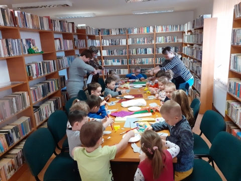 Zdjęcie prezentuje lekcję biblioteczną dotyczącą Świąt Wielkanocnych zorganizowaną w Gminnej Biblioteki Publicznej w Wąwolnicy. 