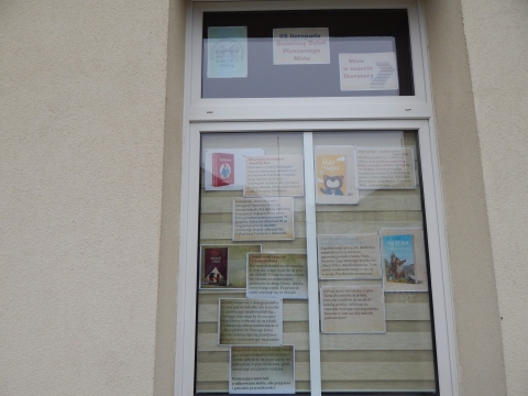 Zdjęcie prezentuje wystawę na oknach Powiatowej Biblioteki Publicznej w Puławach pokazującą książki, w których głównym bohaterem jest miś.