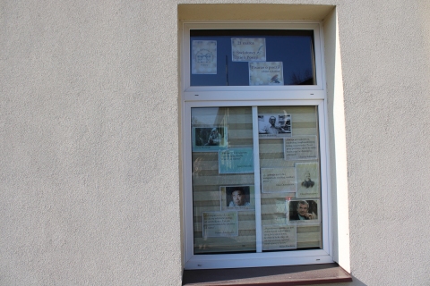 Zdjęcie prezentuje wystawę na oknach Powiatowej Biblioteki Publicznej pokazująca, co o poezji myślą znani i lubiani pisarze.