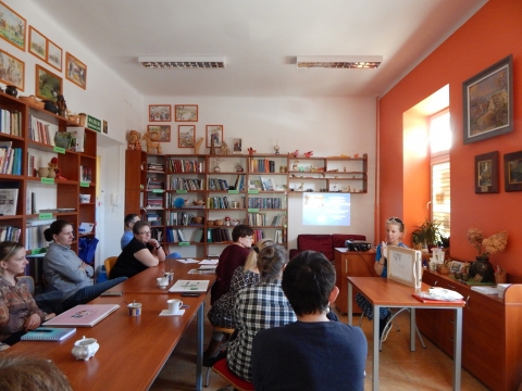  Zdjęcie prezentuje szkolenie zorganizowane przez Powiatową Bibliotekę Publiczną w Puławach, podczas którego Zofia Piątkowska-Wolska, redaktor naczelna Wydawnictwa Tibum opowiedziała o papierowym teatrzyku Kamishibai.