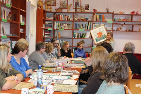 Zdjęcie prezentuje szkolenie dla bibliotekarzy z terenu powiatu puławskiego, które odbyło się 7 listopada 2025 r. o godz. 9:30 w Powiatowej Bibliotece Publicznej w Puławach.