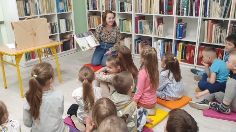 Zdjęcie przedstawia lekcję biblioteczną w Bibliotece - Mediatece Szkoły Podstawowej nr 3 im. Jana Brzechwy w Puławach, która odbyła się 4 kwietnia 2023 r. 