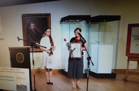 Zdjęcie przedstawia dyrektor PBP Danutę Szlendak i autorkę publikacji Małgorzatę Daniłko składające podziękowania za przyznanie nagrody Wawrzynu Pawła Konrada. 