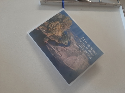 Zdjęcie prezentuje wystawę powieszoną na korytarzu przed biblioteką prezentującą różne okładki książek poświęconych rzece Wiśle. 