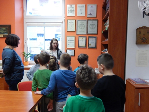 Zdjęcie przedstawia wizytę grupy „Puchatki” z Publicznego Przedszkola Integracyjnego w Puławach w Powiatowej Bibliotece Publicznej w Puławach.