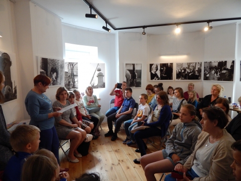 Zdjęcie prezentuje uroczyste wręczenie nagród w powiatowym konkursie plastycznym „Z wizytą w bajkowym świecie Marii Konopnickiej”. 