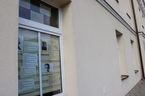 Zdjęcie prezentuje wystawę na oknach Powiatowej Biblioteki Publicznej w Puławach, prezentującą wiersze polskich poetów opisujące wiosnę oraz jej charakterystyczne motywy.