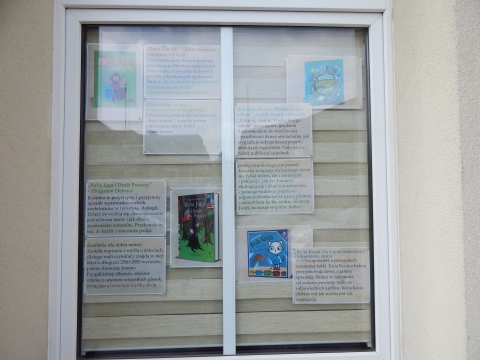 Zdjęcie prezentuje wystawę na oknach Powiatowej Biblioteki Publicznej w Puławach pt. „Ekologia dla najmłodszych”.