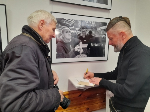 Zdjęcie przedstawia wernisaż wystawy fotografii Jacka Bodzaka „Peace, Love and Freedom”, który odbył się 4 stycznia 2025 r. w Bibliotece Publicznej w Kazimierzu Dolnym. 