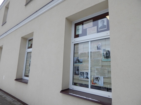 Wystawa na oknach bibliotek prezentująca życie i twórczość Krzysztofa Kamila Baczyńskiego
