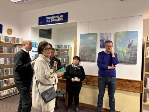 Zdjęcie prezentuje fotorelację z wernisażu wystawy Mariny Radovej „Z serca i rąk”, który odbył się 9 listopada 2024 r. w Bibliotece Publicznej w Kazimierzu Dolnym.