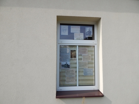 Wystawa na oknach biblioteki prezentująca życie i twórczość Cypriana Kamila Norwida.