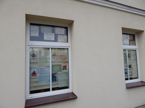 Zdjęcie prezentuje wystawę na oknach Powiatowej Biblioteki Publicznej w Puławach pokazującą różne publikacje dotyczące wybuchu i przebiegu Powstania Styczniowego.
