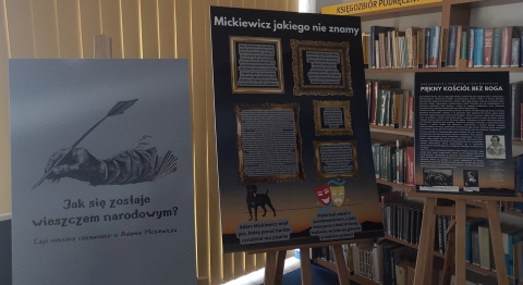 Zdjęcie prezentuje wystawę pt. „Rok Polskiego Romantyzmu” znajdującą się w siedzibie Gminnej Biblioteki Publicznej w Puławach z siedzibą w Górze Puławskiej. 