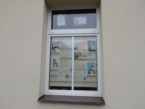 Wystawa na oknach bibliotek prezentująca propozycje literackie zawierające świąteczne motywy.