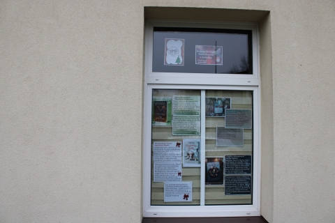  Zdjęcie prezentuje wystawę na oknach Powiatowej Biblioteki Publicznej opisującą książki, które w niezwykły sposób opisują bożonarodzeniowy nastrój, rodzinne spotkania i zimowe przygody.