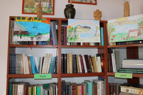 Zdjęcie prezentuje wystawę prac nagrodzonych w powiatowym konkursie plastycznym „Wkomponuj Stefana Żeromskiego w pejzaż Nałęczowa”.