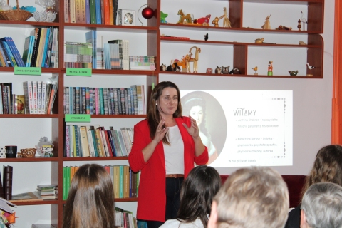 Zdjęcie prezentuje spotkanie Powiatowego Klubu Książki, które odbyło się 18 marca 2025 r. o godzinie 13:00 w Powiatowej Bibliotece Publicznej w Puławach a dotyczyło Izabeli Czartoryskiej. Wykład poprowadziły Justyna Chabros- nauczycielka historii oraz Katarzyna Dorosz–Dębska – psycholożka.