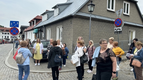 Zdjęcie prezentuje seminarium wyjazdowe „Biblioteka inspiruje – innowacyjne pomysły promujące region” do Kazimierza Dolnego, które odbyło się 16 czerwca 2023 r. w ramach Dnia Bibliotekarza. 