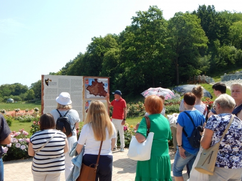 Zdjęcie prezentuje zwiedzanie Parku Miliona Róż i Zabytków Kresowych w Kazimierzu Dolnym w ramach Dnia Bibliotekarza.