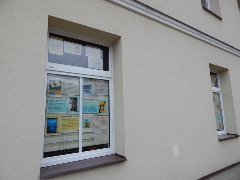 Wystawa na oknach Powiatowej Biblioteki Publicznej w Puławach pt. „Złota dwudziestka książek”. Wystawa prezentuje najpopularniejsze książki dla dzieci, skan okładki plus krótki opis. 