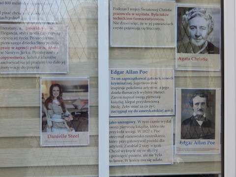 Wystawa na oknach bibliotek prezentująca nietypowe profesje i zajęcia słynnych pisarzy.
