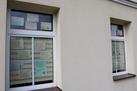  Zdjęcie przestawia wystawę na oknach Powiatowej Biblioteki Publicznej prezentującą powody dla których warto czytać książki. 