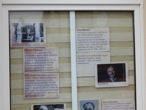 Zdjęcie prezentuje wystawę na oknach Powiatowej Biblioteki Publicznej w Puławach pt. „Ciekawostki z życia pisarzy”.