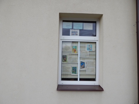 Zdjęcie prezentuje wystawę na oknach Powiatowej Biblioteki Publicznej w Puławach prezentującą książki dla dzieci z kolekcji bajek Disneya.