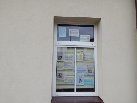 Zdjęcie prezentuje wystawę na oknach Powiatowej Biblioteki Publicznej w Puławach pokazującą książki promujące zdrowe odżywanie wśród najmłodszych. 