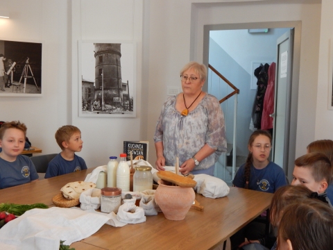 Zdjęcie przedstawia imprezę kulturalną „Jak dawniej gotowano” w ramach projektu „Ochrona i wykorzystanie zasobów dziedzictwa materialnego i niematerialnego dotyczącego obserwatorium astronomicznego w Puławach”.