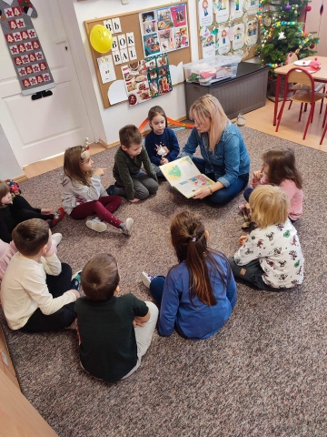 Zdjęcie prezentuje świąteczne lekcje biblioteczne w kazimierskim przedszkolu. 