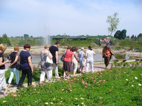 Zdjęcie prezentuje wyjazd szkoleniowy do Trzcianek, który odbył się 9 czerwca 2014 r. w ramach Dnia Bibliotekarza organizowanego przez Powiatową Bibliotekę Publiczną w Puławach wraz ze Stowarzyszeniem Bibliotekarzy Polskich Koło w Puławach.