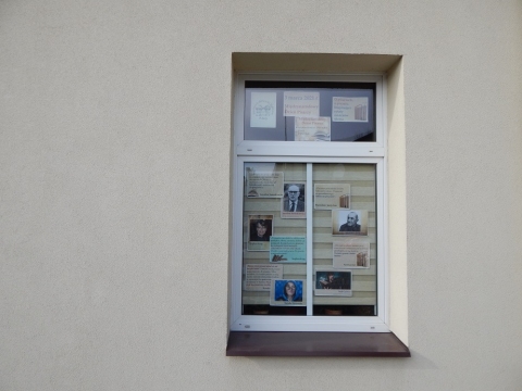 Wystawa na oknach bibliotek prezentująca inspirujące cytaty pisarzy dotyczące pisania 