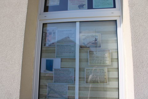 Zdjęcie prezentuje wystawę na oknach Powiatowej Biblioteki Publicznej pokazująca książki nagrodzone nagrodą „Nike” z ostatnich dziesięciu lat.  