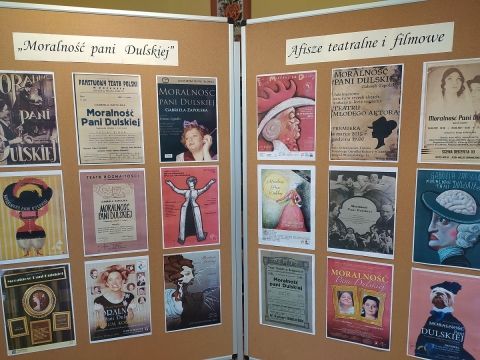 Zdjęcie prezentuje wystawę „Moralność pani Dulskiej – afisze teatralne i filmowe” przygotowaną w ramach Narodowego Czytania w baranowskiej bibliotece.