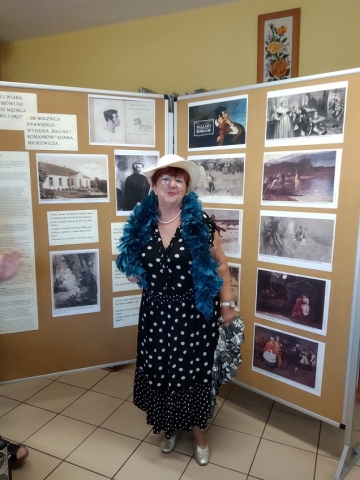 Zdjęcie prezentuje uczestników Narodowego Czytania zorganizowanego przez Gminnej Bibliotece Publicznej w Baranowie.