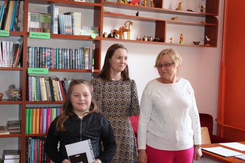 Zdjęcie prezentuje wręczenie nagród w powiatowym konkursie plastycznym „Wkomponuj Stefana Żeromskiego w pejzaż Nałęczowa”  które odbyło się 21 maja 2025 r. w siedzibie Powiatowej Biblioteki Publicznej w Puławach.