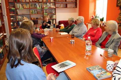 Zdjęcie prezentuje spotkanie autorskie z Agnieszką Maj w ramach Powiatowego Klubu Książki.