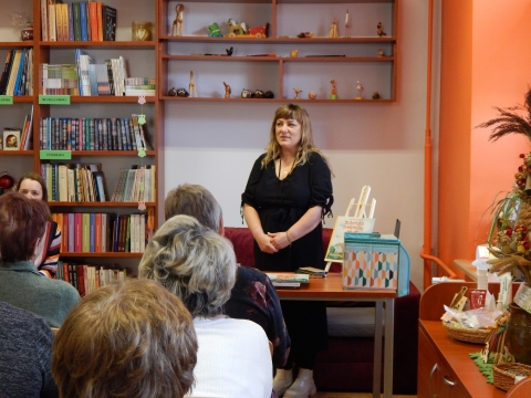 Zdjęcie prezentuje spotkanie autorskie z Dorotą Opolską-Maksym w ramach Powiatowego Klubu Książki, które odbyło się w Powiatowej Bibliotece Publicznej 28 lutego 2023 r. o godz. 12.OO.