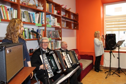  Zdjęcie prezentuje spotkanie z zespołem muzycznym Dwa Księżyce w ramach Powiatowego Klubu Książki, które odbyło się w Powiatowej Bibliotece Publicznej 31 stycznia 2024 r. o godzinie 12.00.