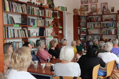 Zdjęcie prezentuje spotkanie Powiatowego Klubu Książki, które odbyło się 29 kwietnia 2025 r. o godzinie 13:00 w Powiatowej Bibliotece Publicznej w Puławach a dotyczyło zdrowej diety. Wykład poprowadziła Eliza Poznańska – dietetyk kliniczna.