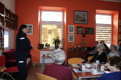 Zdjęcie prezentuje spotkanie z nadkomisarz Ewą Rejn-Kozak w ramach Powiatowego Klubu Książki, które odbyło się 24 marca 2026 r. o godzinie 13:00 w Powiatowej Bibliotece Publicznej w Puławach. Na zdjęciu nadkomisarz Ewa Rejn-Kozak i uczestnicy spotkania.  