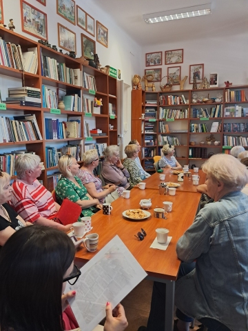  Zdjęcie prezentuje spotkanie z Justyną Chabros w ramach Powiatowego Klubu Książki, które odbyło się 26 maja 2026 r. o godz. 13:00 w Powiatowej Bibliotece Publicznej. Na zdjęciu uczestnicy spotkania. 