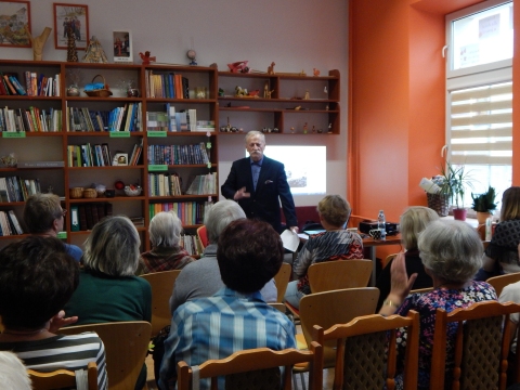 Zdjęcie prezentuje spotkanie z Jerzym Michałem Sołdkiem w ramach Powiatowego Klubu Książki, które odbyło się w Powiatowej Bibliotece Publicznej 25 października 2023 r. o godzinie 12:00.