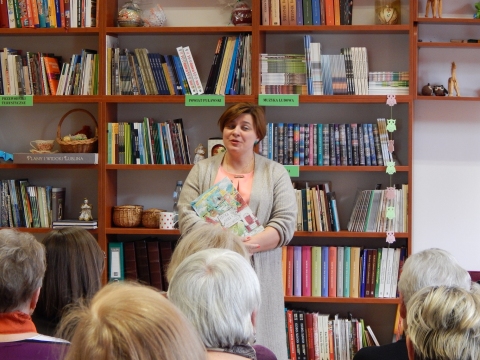 Zdjęcie prezentuje spotkanie autorskie z Katarzyną Dorosz-Dębską w ramach Powiatowego Klubu Książki, które odbyło się w Powiatowej Bibliotece Publicznej 26 kwietnia 2023 r. o godz. 12.00.