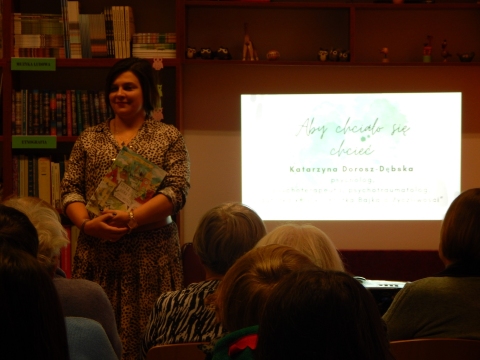 Zdjęcie prezentuje spotkanie z psychologiem Katarzyną Dorosz-Dębską w ramach Powiatowego Klubu Książki, które odbyło się w Powiatowej Bibliotece Publicznej 21 listopada 2023 r. o godzinie 12.00.