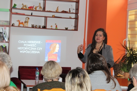 Zdjęcie prezentuje spotkanie autorskie z Mają Wolny w ramach Powiatowego Klubu Książki, które odbyło się 10 lutego 2026 r. o godzinie 13:00 w Powiatowej Bibliotece Publicznej w Puławach. Na zdjęciu Maja Wolny. 