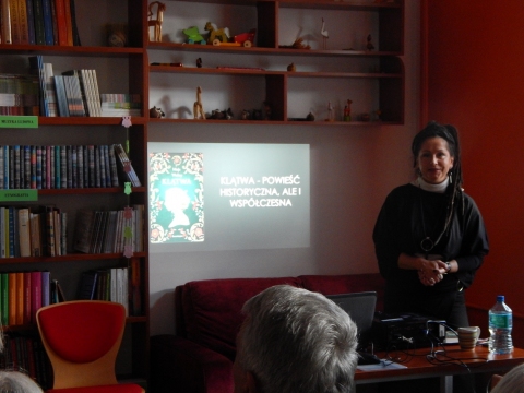 Zdjęcie prezentuje spotkanie autorskie z Mają Wolny w ramach Powiatowego Klubu Książki.